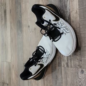 Men's size 11 nike basketball shoes